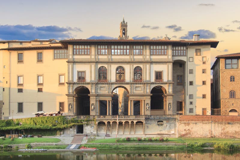 Vista bonita da galeria de Uffizi nos bancos de Arno River em Florença, Itália imagem de stock royalty free Vista bonita da galeria de Uffizi nos bancos de Arno River em Florença, Itália imagem de stock royalty free
