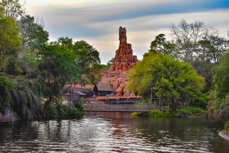 Vista bonita da montanha, da floresta e do lago do trovão no reino mágico em Walt Disney World imagem de stock Vista bonita da montanha, da floresta e do lago do trovão no reino mágico em Walt Disney World imagem de stock