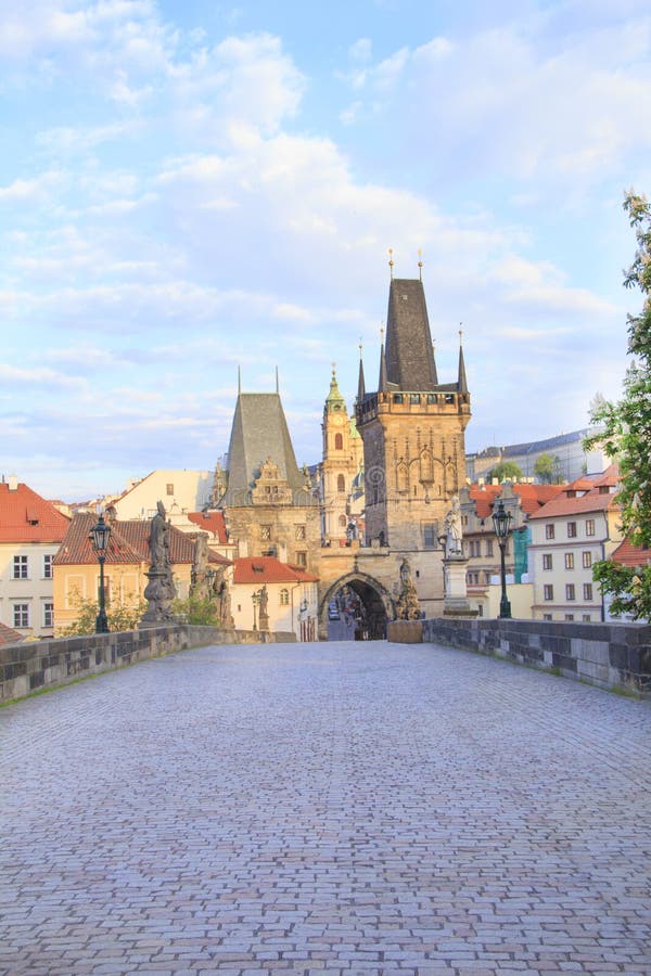 Vista bonita da torre de Malostranska de Charles Bridge no alvorecer em Praga, República Checa imagem de stock royalty free Vista bonita da torre de Malostranska de Charles Bridge no alvorecer em Praga, República Checa imagem de stock royalty free