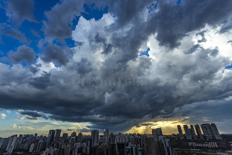 Vista bonita do céu tormentoso escuro dramático A chuva está vindo logo Teste padrão das nuvens sobre a cidade imagens de stock royalty free Vista bonita do céu tormentoso escuro dramático A chuva está vindo logo Teste padrão das nuvens sobre a cidade imagens de stock royalty free