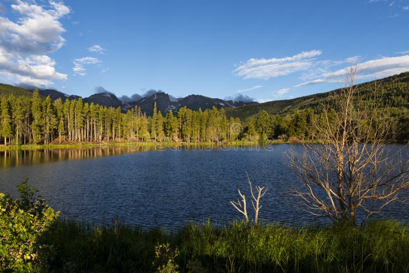 Vista bonita do lago bear em Rocky Mountains National Park, no estado de Colorado imagens de stock Vista bonita do lago bear em Rocky Mountains National Park, no estado de Colorado imagens de stock
