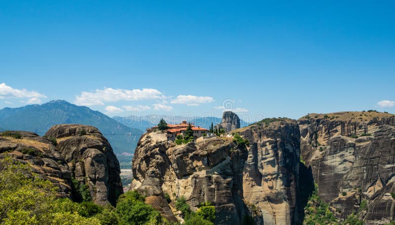 Vista bonita do monast?rio da trindade santamente e de suas montanhas circunvizinhas na regi?o de Meteora, Gr?cia foto de stock Vista bonita do monast?rio da trindade santamente e de suas montanhas circunvizinhas na regi?o de Meteora, Gr?cia foto de stock