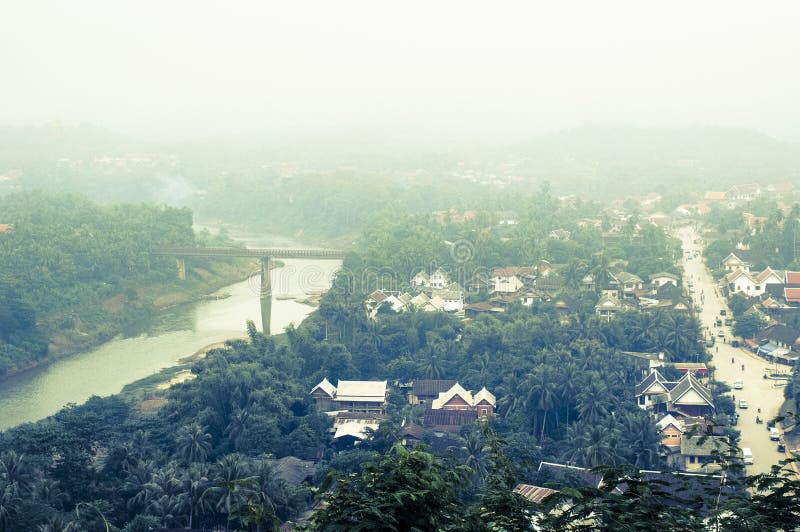 Vista brumosa de Luang Prabang, Laos fotos de archivo libres de regalías Vista brumosa de Luang Prabang, Laos fotos de archivo libres de regalías