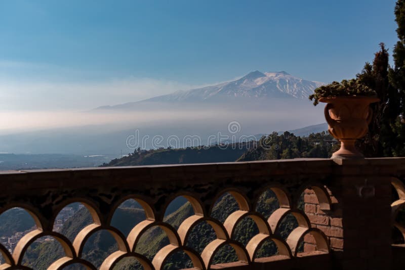 Planta De Dragão De Pequena Dimensão Com Vista Cênica No Dia Ensolarado Da  Ilha Turística Isola Bella Em Taormina Siciliana Itália Imagem de Stock -  Imagem de litoral, console: 251060157