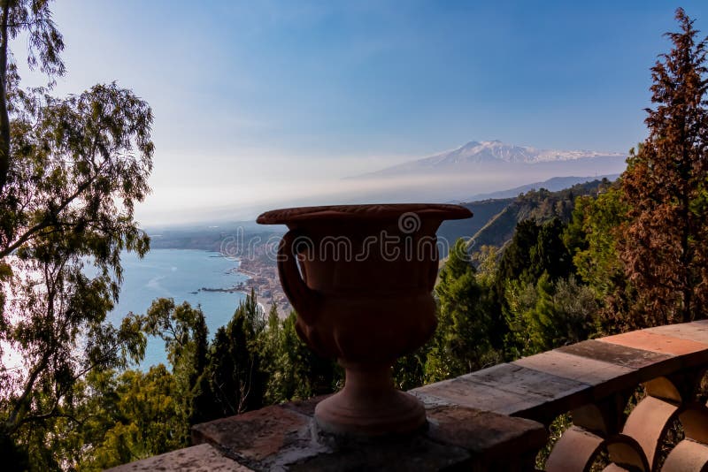 Planta De Dragão De Pequena Dimensão Com Vista Cênica No Dia Ensolarado Da  Ilha Turística Isola Bella Em Taormina Siciliana Itália Imagem de Stock -  Imagem de litoral, console: 251060157