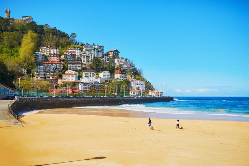 Vista c?nico da praia do Concha do La em San Sebastian, Espanha foto de stock royalty free Vista c?nico da praia do Concha do La em San Sebastian, Espanha foto de stock royalty free