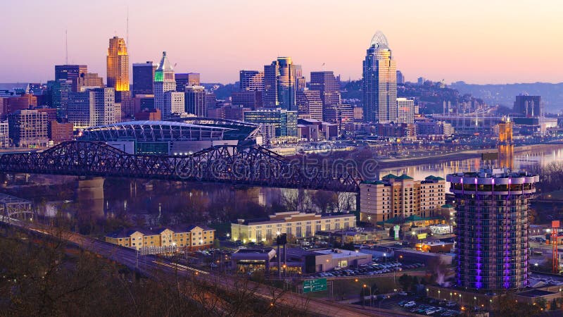 Vista do centro da cidade de Cincinnati, Ohio, ao pôr do sol foto de stock royalty free