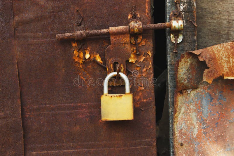 Vista cercana de la puerta aherrumbrada con la cerradura imagenes de archivo Vista cercana de la puerta aherrumbrada con la cerradura imagenes de archivo
