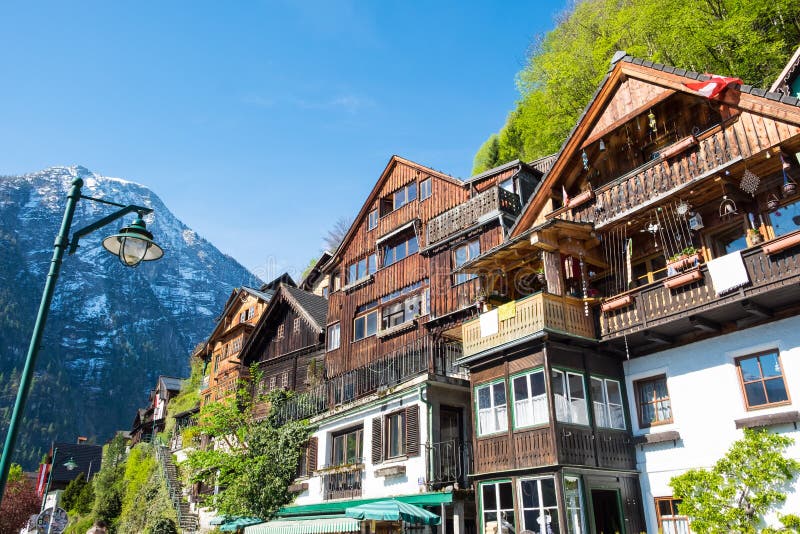 Vista classica della città di Allstatt da alba Immagine lunga di esposizione Salzkammergut, Austria fotografia stock libera da diritti Vista classica della città di Allstatt da alba Immagine lunga di esposizione Salzkammergut, Austria fotografia stock libera da diritti
