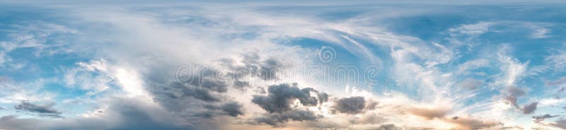Vista con angolo di 360° del cielo azzurro con angolo di 360° con zenith e splendide nuvole da usare nella grafica 3d come cupola