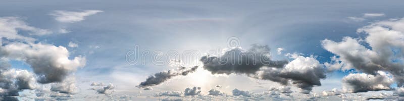 Vista con angolo di 360° del cielo azzurro con angolo di 360° con zenith e splendide nuvole da usare nella grafica 3d come cupola