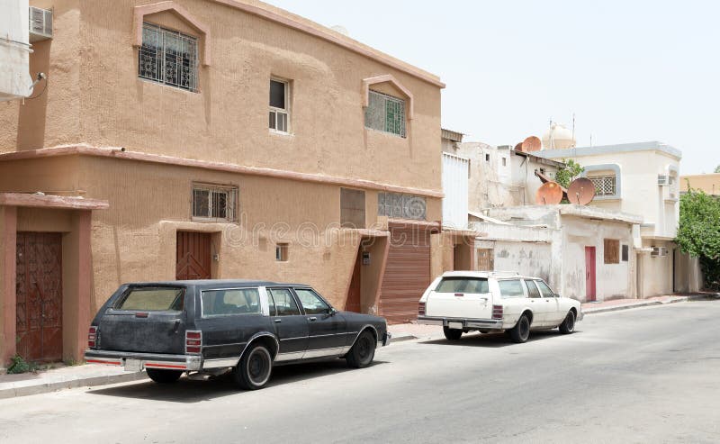 Vista con le automobili parcheggiate, Arabia Saudita della via immagine stock Vista con le automobili parcheggiate, Arabia Saudita della via immagine stock