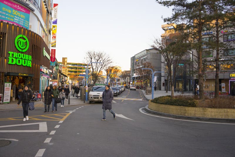 Vista crepuscular de la calle de las compras de la universidad de HongdaeHongik con compras no identificadas de la gente en Seúl, fotografía de archivo libre de regalías Vista crepuscular de la calle de las compras de la universidad de HongdaeHongik con compras no identificadas de la gente en Seúl, fotografía de archivo libre de regalías
