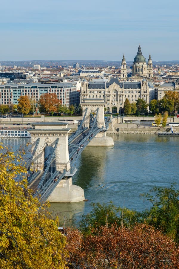 Vista cênica da ponte de corrente e da paisagem urbana na hungria de budapest fotos de stock