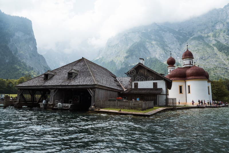 Vista cênico da igreja de St Bartholomew no lago Konigssee imagem de stock Vista cênico da igreja de St Bartholomew no lago Konigssee imagem de stock