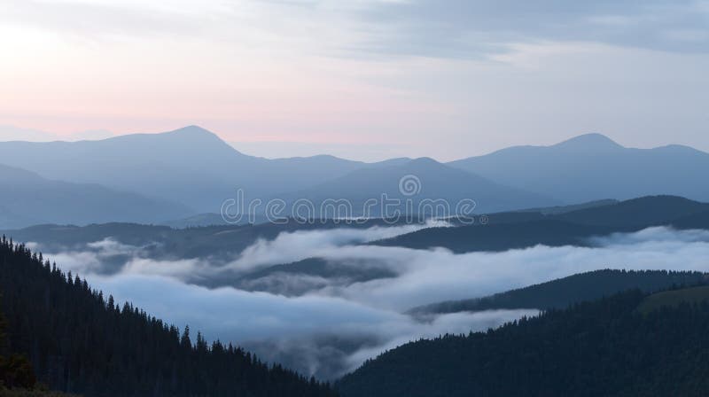 Vista cênico das florestas da montanha que cobrem pela névoa foto de stock royalty free Vista cênico das florestas da montanha que cobrem pela névoa foto de stock royalty free