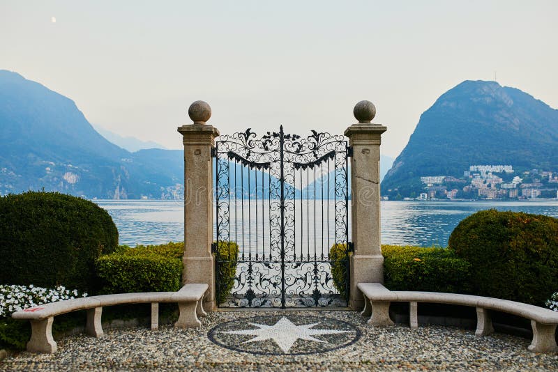 Vista cênico de Parco Civico-Ciani na cidade de Lugano fotos de stock royalty free Vista cênico de Parco Civico-Ciani na cidade de Lugano fotos de stock royalty free
