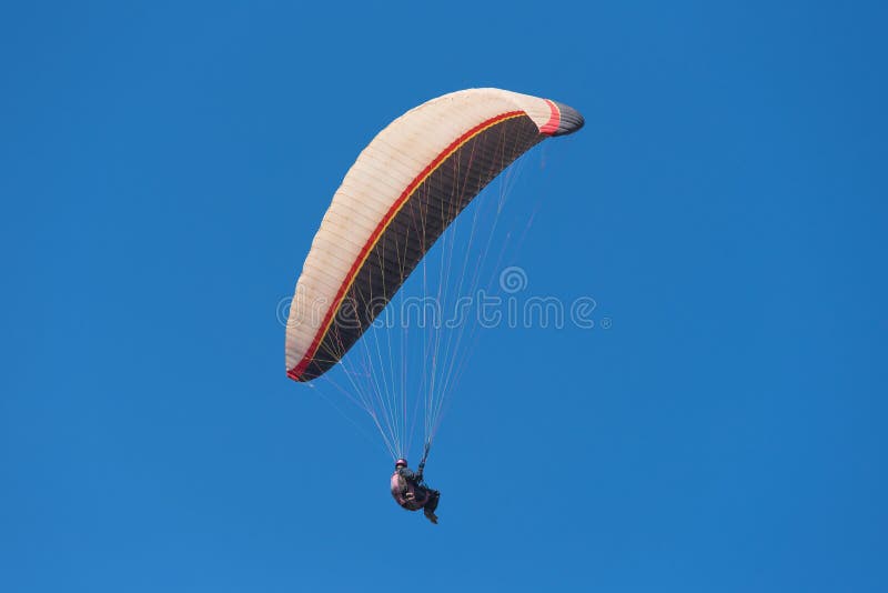 Vista cênico de um paraglider em um dia ensolarado fotos de stock royalty free Vista cênico de um paraglider em um dia ensolarado fotos de stock royalty free