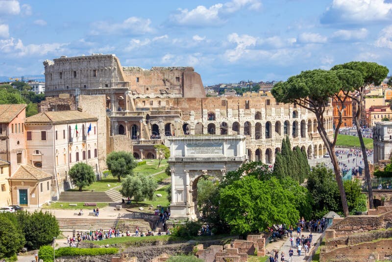 Vista cênico sobre as ruínas de Roman Forum em Roma foto de stock Vista cênico sobre as ruínas de Roman Forum em Roma foto de stock