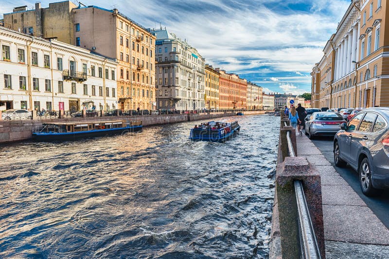 Vista cênico sobre a terraplenagem do rio de Moyka, St Petersburg, Rússia