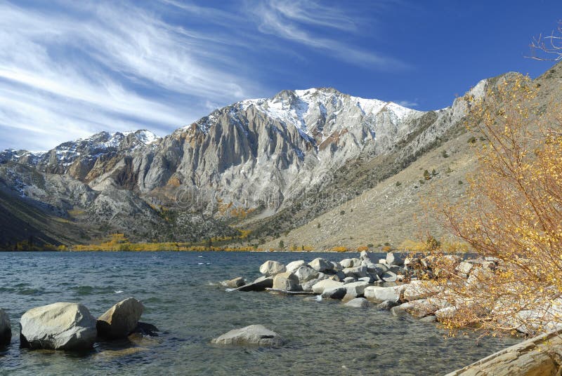 Vista d'automne à un lac de montagne image stock Vista d'automne à un lac de montagne image stock