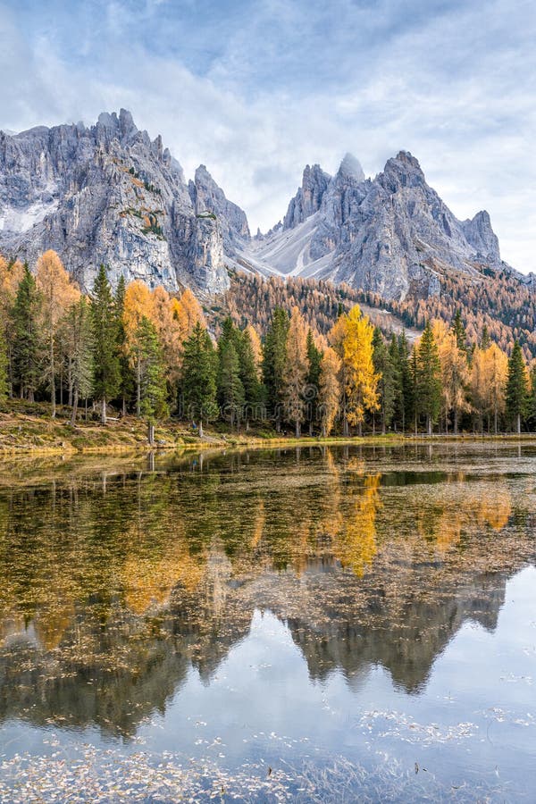 Vista d'autunno idilliaca sul lago d'Antorno con tre Cime di Lavaredo sullo sfondo Veneto, Italia
