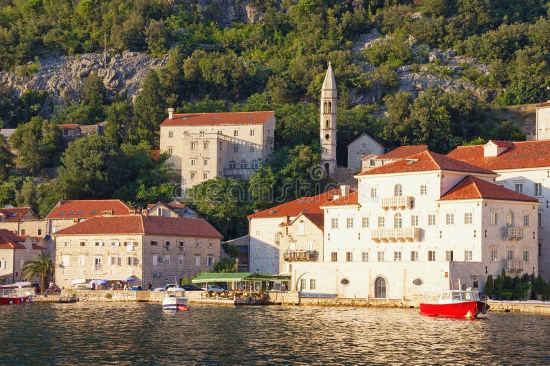 Vista da cidade antiga de Perast do mar no dia de verão ensolarado Montenegro, baía de Kotor imagem de stock Vista da cidade antiga de Perast do mar no dia de verão ensolarado Montenegro, baía de Kotor imagem de stock