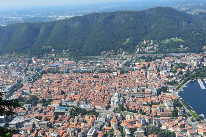 Vista da cidade de Como de Brunate, panorama, ponto de vista, belvedere, com as montanhas na parte inferior, Como, verão 2016 de foto de stock Vista da cidade de Como de Brunate, panorama, ponto de vista, belvedere, com as montanhas na parte inferior, Como, verão 2016 de foto de stock