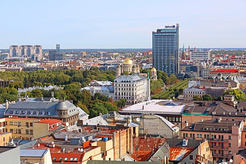 A vista da cidade de Riga - monumento da liberdade, a natividade da catedral de Cristo e Radisson Blu Latvija Conference & hotel imagem de stock royalty free A vista da cidade de Riga - monumento da liberdade, a natividade da catedral de Cristo e Radisson Blu Latvija Conference & hotel imagem de stock royalty free