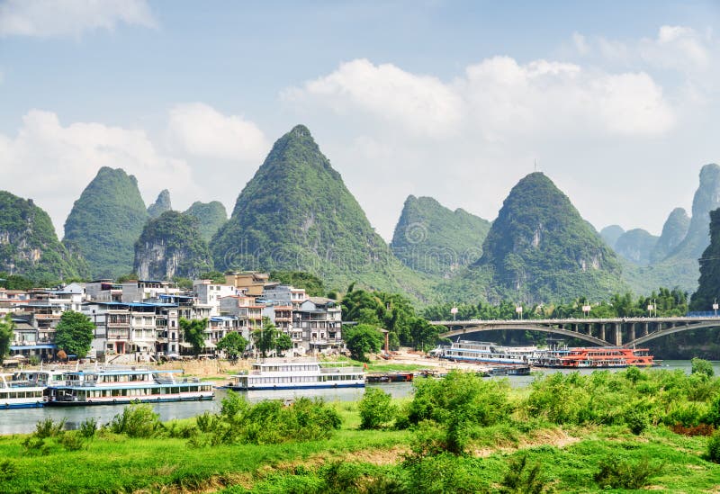 Vista da cidade de Yangshuo, da ponte bonita e das montanhas do cársico foto de stock royalty free Vista da cidade de Yangshuo, da ponte bonita e das montanhas do cársico foto de stock royalty free