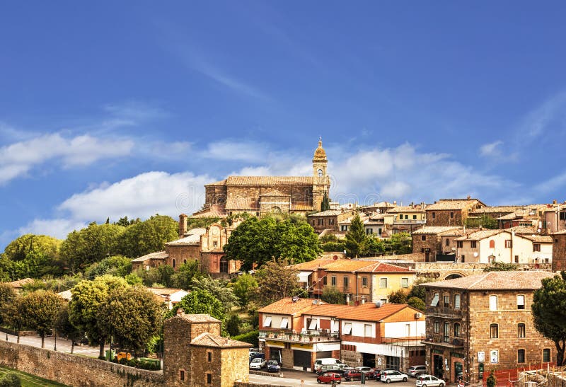 Vista da cidade medieval de Montalcino toscânia fotografia de stock Vista da cidade medieval de Montalcino toscânia fotografia de stock