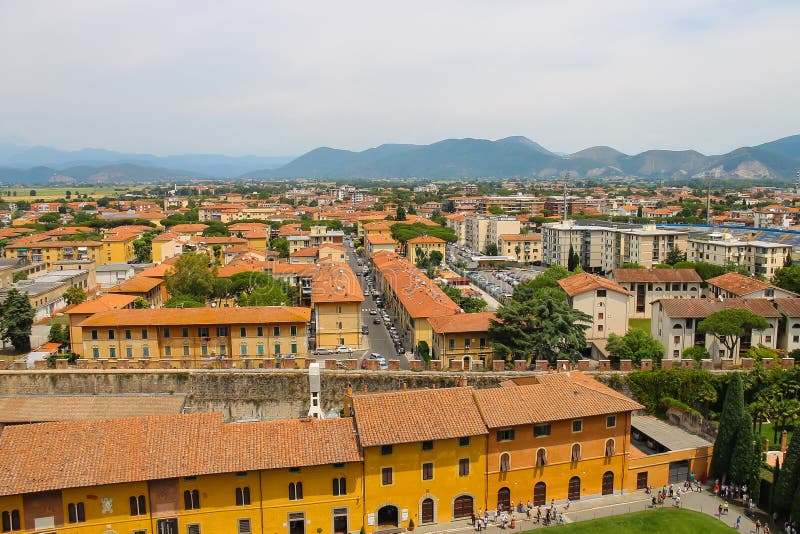 Vista da cidade velha da torre inclinada Pisa, Italy fotos de stock Vista da cidade velha da torre inclinada Pisa, Italy fotos de stock