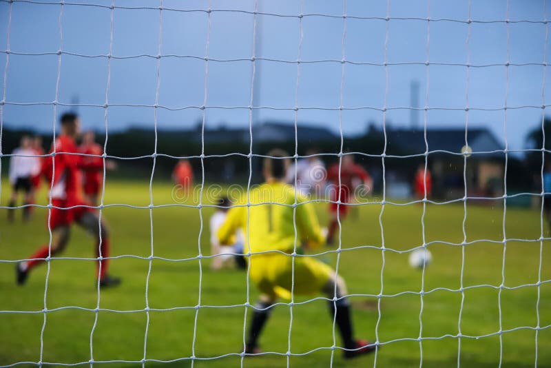 Vista da dietro uno scopo footbal dove i giocatori sono sfuocato fotografia stock Vista da dietro uno scopo footbal dove i giocatori sono sfuocato fotografia stock