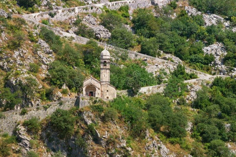 Vista da estrada à fortaleza de Kotor e à igreja de nossa senhora do remédio, Montenegro fotos de stock Vista da estrada à fortaleza de Kotor e à igreja de nossa senhora do remédio, Montenegro fotos de stock