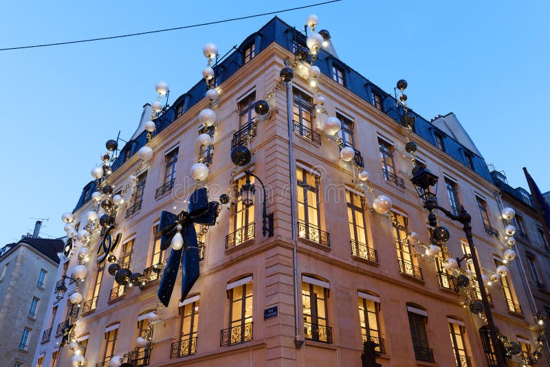 Fachada da loja Chanel na rua de Viena — Fotografia de Stock Editorial ©  Krasnevsky #146940659