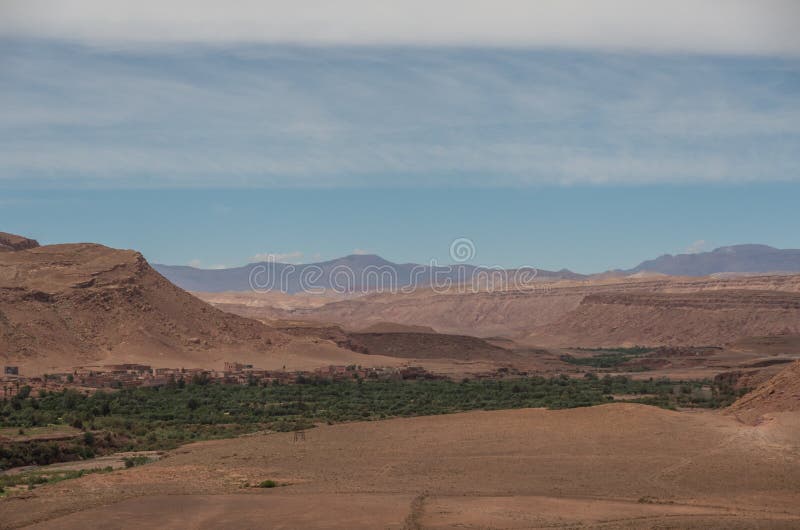 Vista da garganta do rio de Asif Ounila perto de Kasbah Ait Ben Haddou foto de stock Vista da garganta do rio de Asif Ounila perto de Kasbah Ait Ben Haddou foto de stock