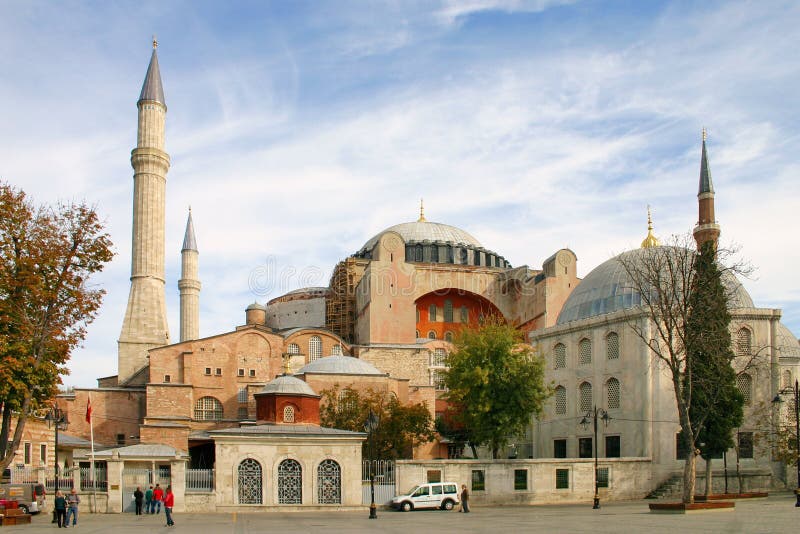 Vista da igreja de Hagia Sophia em Istambul no por do sol imagens de stock Vista da igreja de Hagia Sophia em Istambul no por do sol imagens de stock