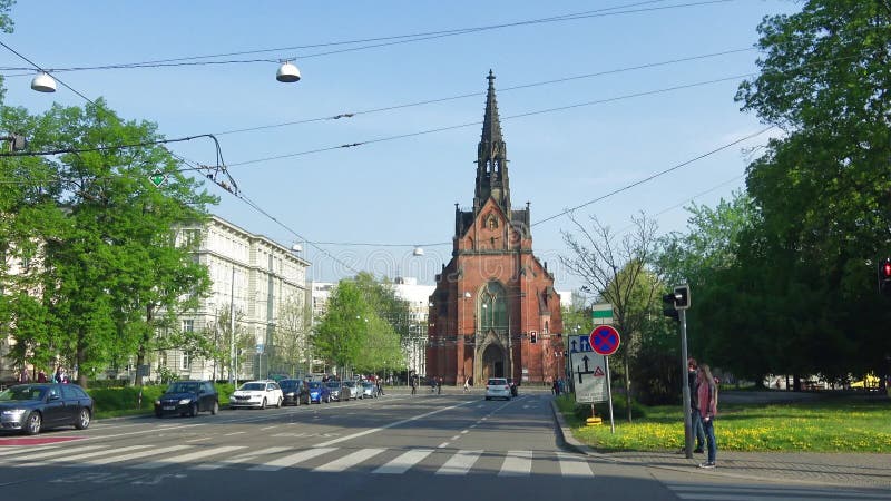 Vista da igreja de Jan Amos Komensky Dia de Sunny April Brno, república checa
