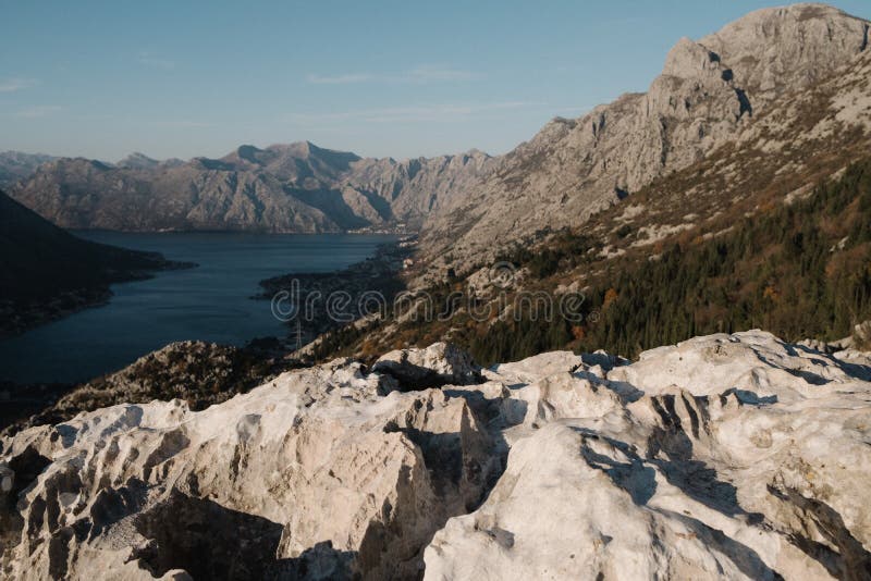 Vista da montanha ao Boko Kotor e a cidade de Kotor em Montenegro imagem de stock Vista da montanha ao Boko Kotor e a cidade de Kotor em Montenegro imagem de stock