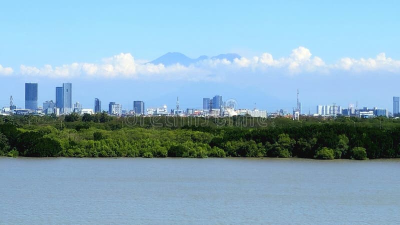 Vista da montanha por detrás das nuvens imagem de stock