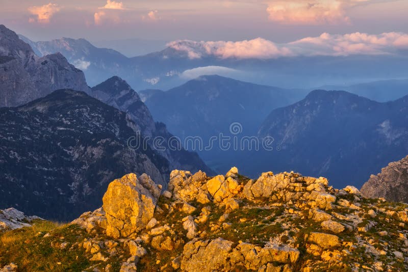 Vista da montanha de Tosc em Julian Alps