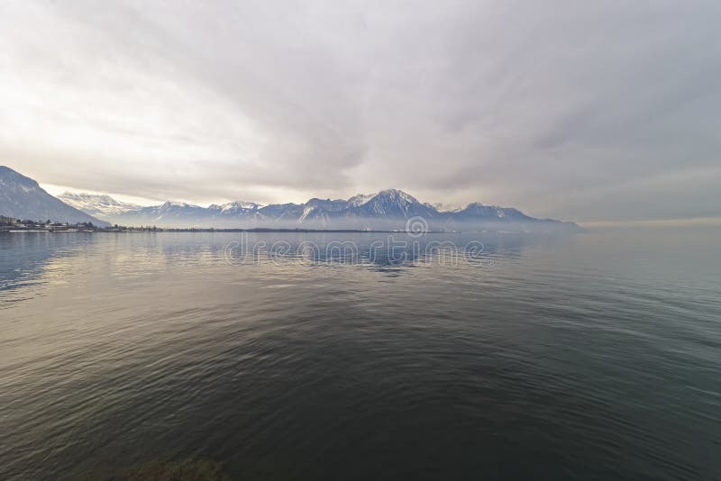 Vista da Montreux per innaffiare riflessione del lago Lemano fotografia stock libera da diritti Vista da Montreux per innaffiare riflessione del lago Lemano fotografia stock libera da diritti