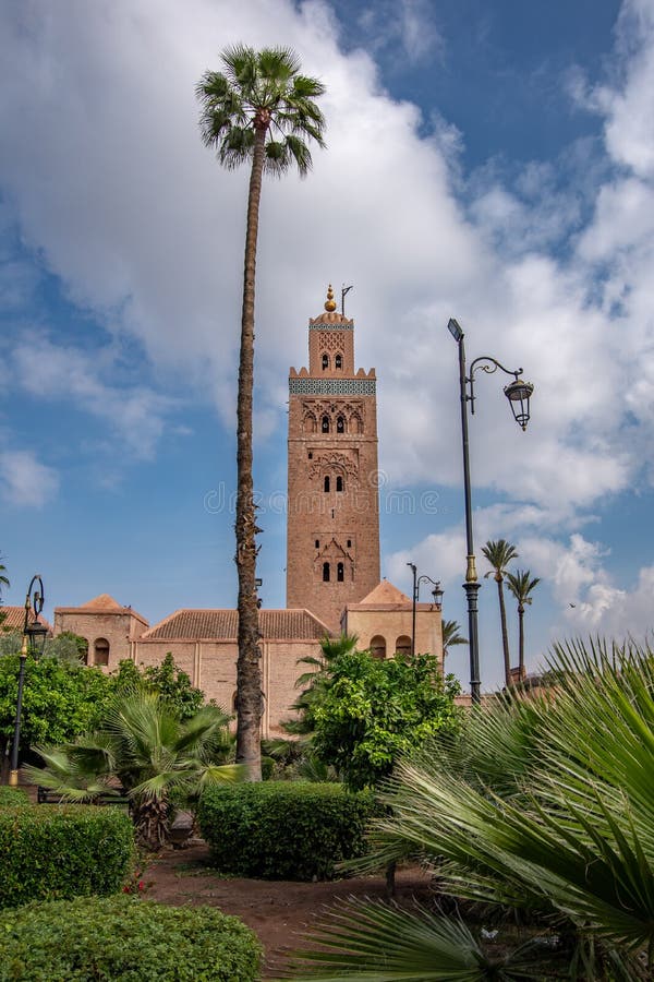 Vista da paisagem do minarete da mesquita de Koutoubia e do jardim à frente fotos de stock Vista da paisagem do minarete da mesquita de Koutoubia e do jardim à frente fotos de stock