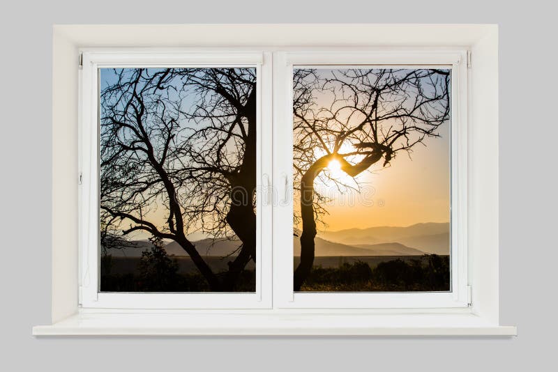 Vista da paisagem da janela com contorno da árvore e das montanhas no horizonte imagem de stock Vista da paisagem da janela com contorno da árvore e das montanhas no horizonte imagem de stock