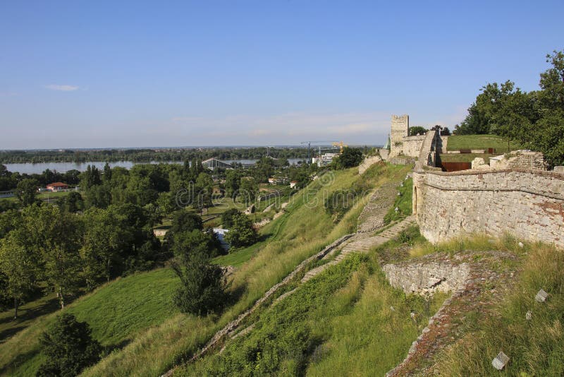 Vista da parede da fortaleza da fortaleza de Kalemegdan, Belgrado serbia imagem de stock Vista da parede da fortaleza da fortaleza de Kalemegdan, Belgrado serbia imagem de stock