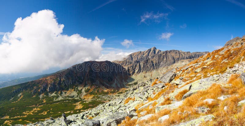 Vista da parte superior da montanha no Tatras alto, Eslováquia foto de stock Vista da parte superior da montanha no Tatras alto, Eslováquia foto de stock