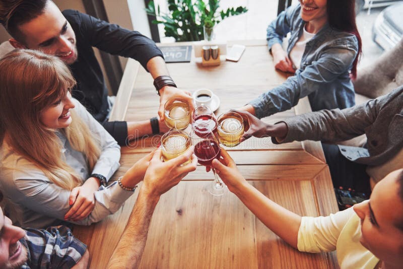 Vista da parte superior Mãos dos povos com os vidros do uísque ou do vinho, comemorando e brindando em honra do casamento ou fotos de stock Vista da parte superior Mãos dos povos com os vidros do uísque ou do vinho, comemorando e brindando em honra do casamento ou fotos de stock