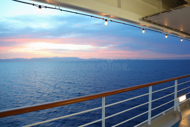 Vista da plataforma do navio de cruzeiros. por do sol imagem de stock royalty free Vista da plataforma do navio de cruzeiros. por do sol imagem de stock royalty free