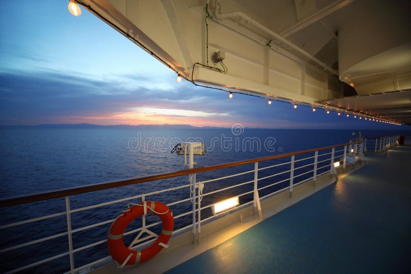 Vista da plataforma do navio de cruzeiros. por do sol. imagens de stock royalty free Vista da plataforma do navio de cruzeiros. por do sol. imagens de stock royalty free