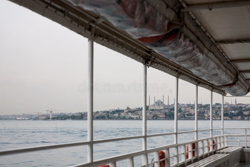 A vista da plataforma do navio na calma nebulosa enevoada Bosphorus Istambul, Turquia imagens de stock A vista da plataforma do navio na calma nebulosa enevoada Bosphorus Istambul, Turquia imagens de stock